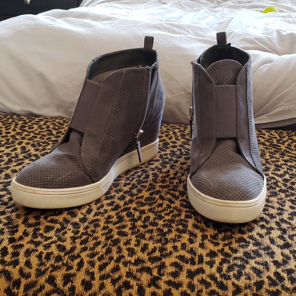 Wedge sneaker